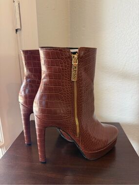 GUESS Dejah Cognac Croc Embossed Platform Stiletto Boots Size 9M